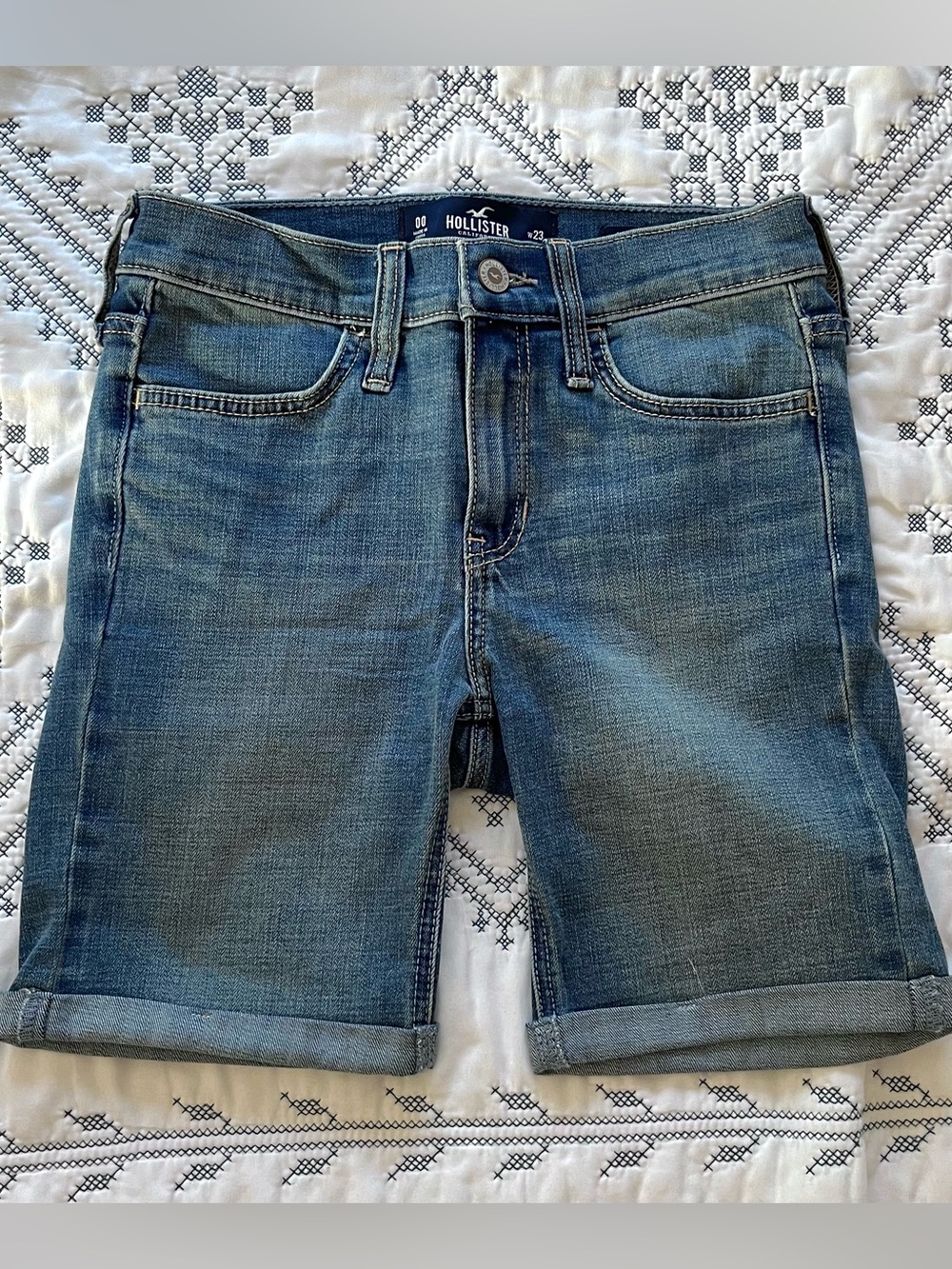 NWOT Hollister Women's Mid-Rise Denim Shorts in Light Blue Wash 23/00